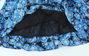 Detailaufnahme des blauen Inkjet-Druck-Stoffs mit schwarzem Innenfutter und sauberen Nähten