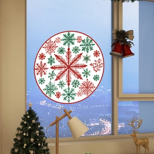 Detaillierter Weihnachtsfensteraufkleber mit rot-grünem Schneeflocken-Mandala auf Glas