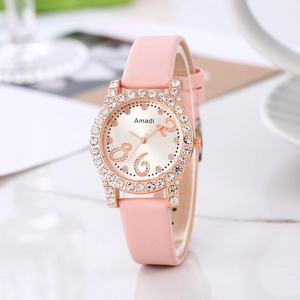 Détail du bracelet en cuir rose et lunette en or rose sertie de strass brillants