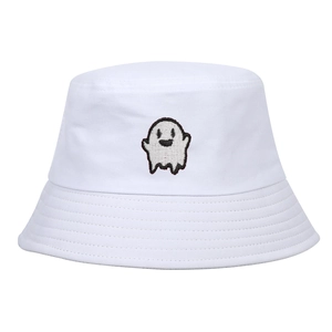 Bob blanc en coton avec broderie de petit fantôme alien sur un design plat minimaliste