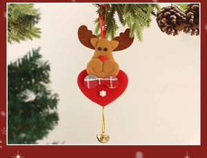 Dettaglio del ciondolo a forma di renna in feltro con campanellino d'oro sull'albero