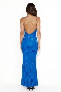 Détail de la robe longue dos nu bleue avec motifs floraux foncés et texture soyeuse