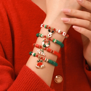Ensemble de bracelets de Noël festifs avec perles d'argile rouges et vertes sur modèle