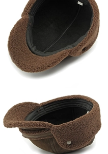 Détail d'une casquette plate chaude en peau de mouton marron foncé avec doublure douce