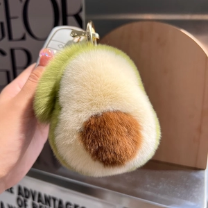 Dettaglio del portachiavi a forma di avocado in morbido peluche con gancio dorato