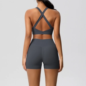 Detailansicht von anthrazitfarbenem Yoga-BH mit Kreuzrücken und nahtlosen Fitness-Shorts
