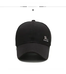 Vue détaillée d'une casquette noire avec broderie argentée de lettres R SPORT devant