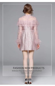 Détail de la robe rose en maille brodée avec texture dentelle florale et volants