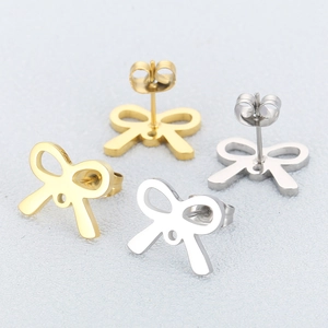 Orecchini a farfalla minimalisti in oro e argento con finitura in metallo lucido