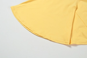 Detailansicht des doppelt genähten Saums an diesem gelben rückenfreien Kleid