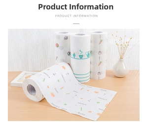 Dettaglio di quattro rotoli di carta da cucina lavabile con motivi decorativi stampati