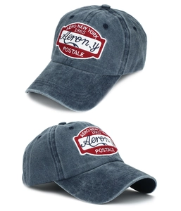 Dettaglio del cappello in denim grigio lavato vintage con ricamo retrò e texture invecchiata