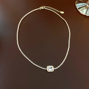 Detailweergave gouden tennisketting met centrale rechthoekige zirkoonhanger