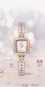 Détail de la montre sirène or rose avec lunette en strass et bracelet en forme de feuilles