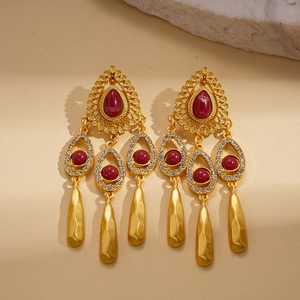 Boucles d'oreilles pendantes style palais rétro avec gemmes rouges sur fond de pierre