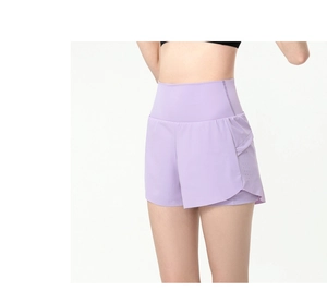 Détail du short taille haute violet clair avec découpes laser et double couche sport