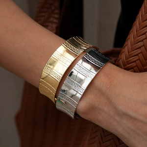 Bracelets larges géométriques en métal doré et argenté avec surface texturée élégante