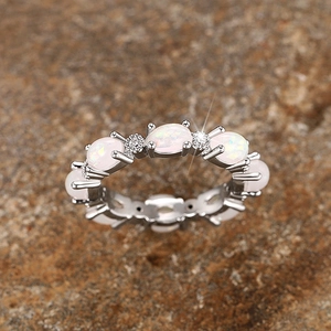 Détail macro de la bague en opale argentée avec opales ovales et accents de zircon