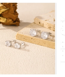 Détail de boucles d'oreilles en argent 925 avec zircons sertis à 4 griffes en deux tailles