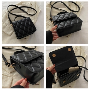 Détails de la texture matelassée et du fermoir doré magnétique sur le sac bandoulière noir
