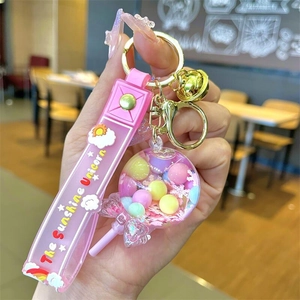 Dettaglio portachiavi a lecca-lecca rosa con glitter liquidi e cinturino in silicone