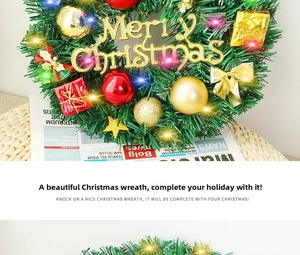 Détail d'une couronne de Noël avec boules rouges, LED et signe Merry Christmas