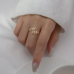 Anello foglia in argento S925 dorato con zirconi pavé, design aperto e regolabile