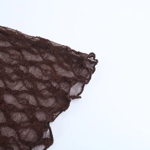 Détail du tissu en dentelle marron foncé avec bordure ondulée et texture en maille fine