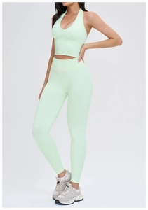 Détail d'un ensemble de yoga sans couture vert menthe avec haut licou et leggings taille haute