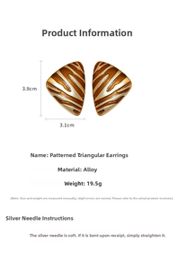 Détail des boucles d'oreilles triangulaires dorées avec rayures et dimensions du produit