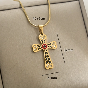 Détail montrant les dimensions du pendentif croix dorée avec strass et chaîne de 40+5cm