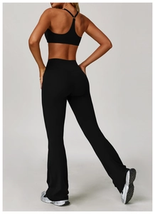 Dettaglio del set da yoga nero con reggiseno sportivo incrociato e pantaloni a zampa sportivi