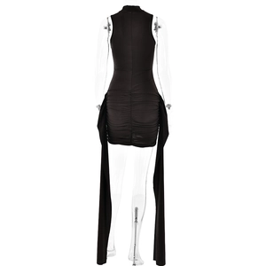 Vue détaillée du dos d'une mini-robe noire sans manches avec détails froncés sur l'ourlet
