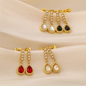 Détail des boucles d'oreilles goutte avec base dorée, perles et pierres colorées