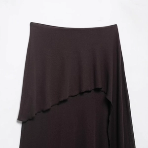 Dunkelbrauner Strickrock in Midilänge mit asymmetrischem Saum und weicher Textur