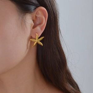 Boucles d'oreilles puces étoile de mer en acier inoxydable plaqué or 18K sur mannequin