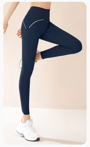 Dettaglio dei leggings da yoga blu navy a vita alta con strisce laterali bianche