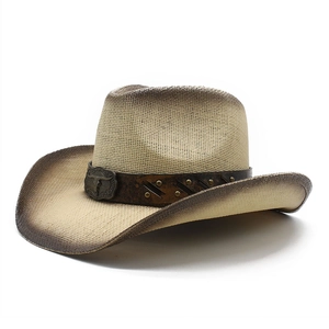 Détail d'un chapeau de cowboy en paille avec bande en cuir et boucle de taureau