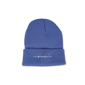Détail de la broderie Freedom sur le revers du bonnet en maille bleu marine épais
