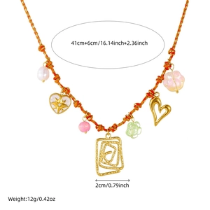 Collier en corde orange tressée avec pendentifs dorés en forme de cœur, fleur et patte