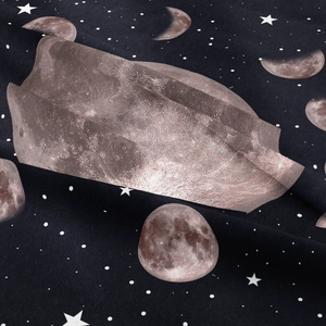Détail de la tapisserie bohème phases de lune montrant des motifs lunaires sur tissu sombre