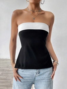 Nauwsluitende strapless zwarte crop top met witte contrastrand en gebreide textuur