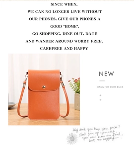 Détail du sac de téléphone orange en cuir avec fermoir aimanté et bandoulière fine