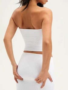 Vue de dos d'un haut bustier blanc minimaliste en maille hautement élastique
