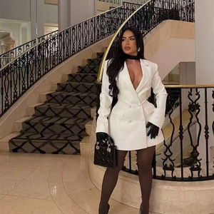 Elegante abito blazer bianco doppiopetto con scollo a V profondo e vita sciancrata