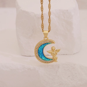 Détail du pendentif lune et ange dorés avec opale bleue et pierres de zircon scintillantes