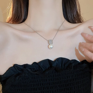 Détail de l'oxyde de zirconium carré et perle ronde sur une chaîne de collier argentée