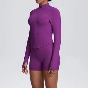 Détail d'un ensemble de yoga violet foncé avec passe-pouces et texture côtelée sans couture