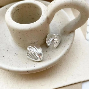 Minimalistische Ohrringe aus 925er Sterlingsilber mit Muscheldesign und Faltentextur