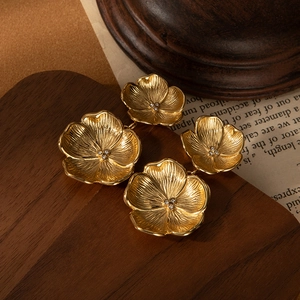 Retro double flower stud earrings in 18K gold plated stainless steel with zircon centers